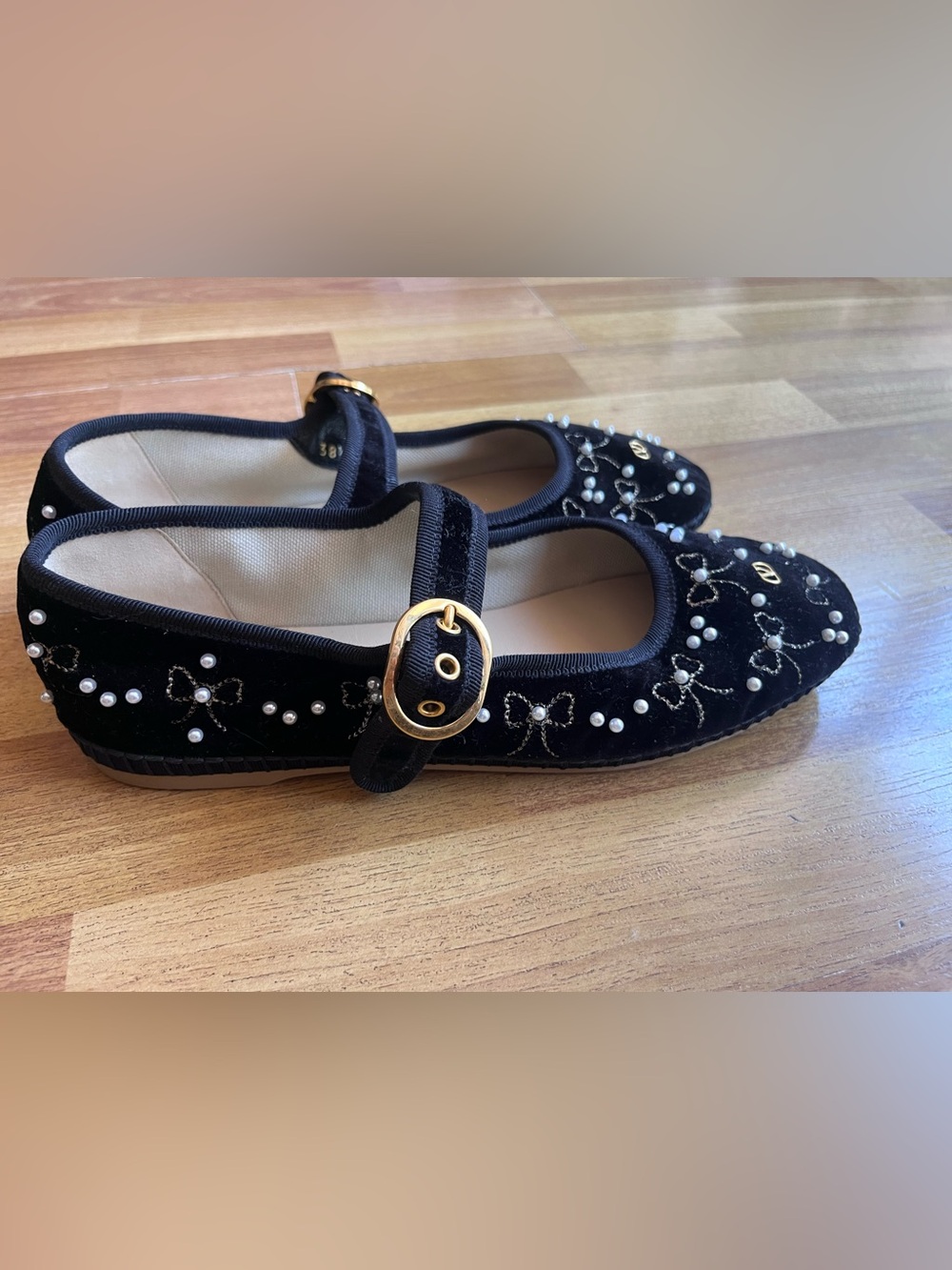 Valentino Garavani Black Velvet Womens Mary Jane’s with Pearls Size 38 1/2 (8.5) - Picture 2 of 6